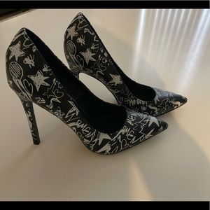 Black and white size 8.5 4 inch heels, very classy, worn only once.